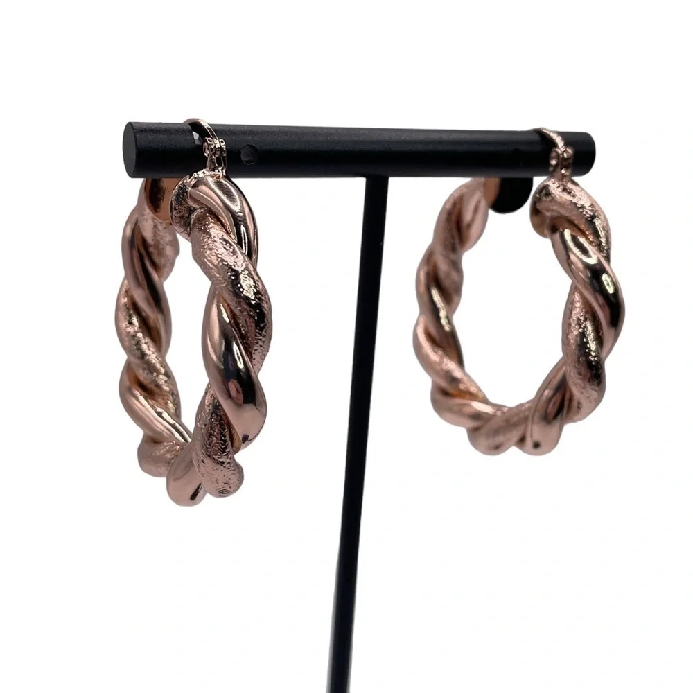 Twist hoop earrings